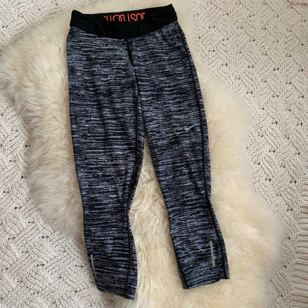 Nike patterned cropped length dri-fit leggings XS
